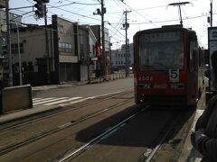 市電の駅です。お腹ひっこめないと、轢かれるよ(笑)