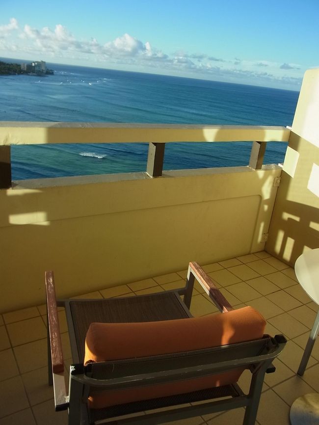 2日目の朝。今日もいい天気です！<br />ラナイのチェアに座るとちょうど目線に手すりがきてしまって景色が見えづらいのがたまにキズ。<br /><br />