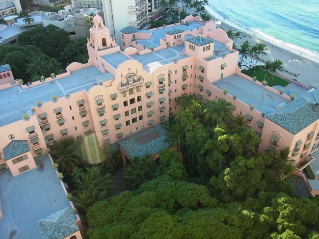 眼下には「ピンクハウス」ことロイヤルハワイアンホテルが見えます。美しい。いつか泊まりたいな。