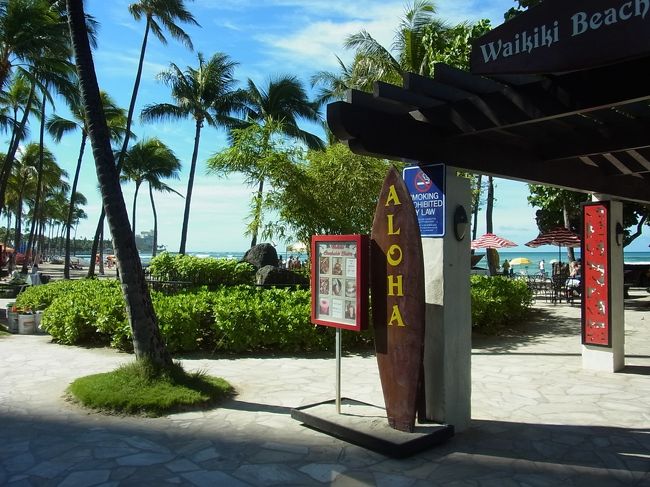 さて、本日はハレイワに向かいます！ JTBの「OLI OLIスニーカー ハレイワ散策コース」を予約しました。<br /><br />少し時間があるので、クヒオビーチをぶらり。この場所に立つと、「あ〜ハワイに来たんだ！」と実感します。