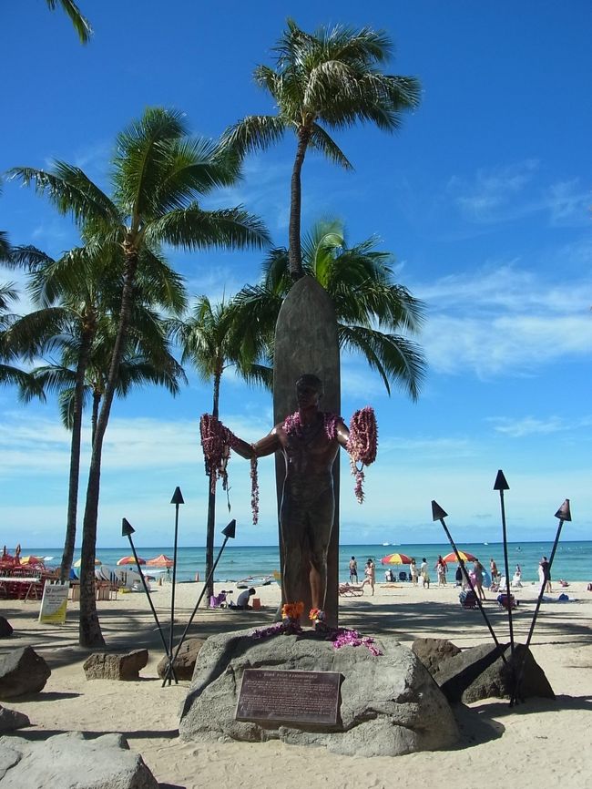 「また会えて嬉しいです！」と心の中でつぶやきながら、デューク・カハナモク像にご挨拶。<br /><br />水泳やサーフィンの達人なのは知っていましたが、今回はじめてオリンピック１００メートル自由形の金メダリストであることを知りました。