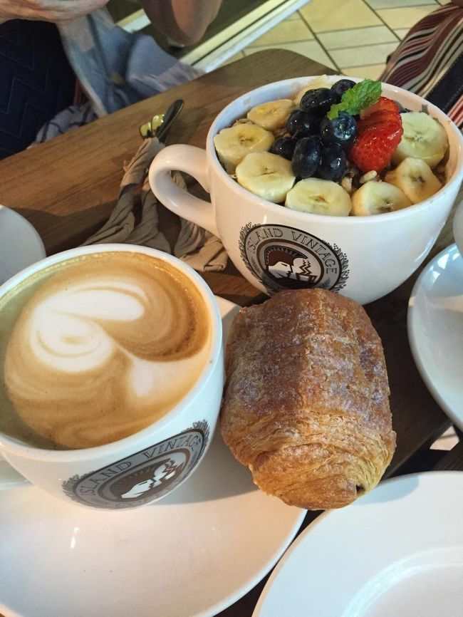 朝食がついていないので、お決まりのロイヤルハワイアンセンターの「アイランドヴィンテージコーヒー」でアサイーボウル（＄9.65）をいただきます。大きいので3人でシェア。<br /><br />去年、流行に乗っかって人生初のアサイーボウルをここで食べて、「みんな並ぶわけだ！」とその美味しさに感激したことを思い出します。<br /><br />やはり今回も並びましたが、店員さんから「キャッシュならこちらにどうぞ」と言われて別のレジで注文できたため、20分くらいですみました。
