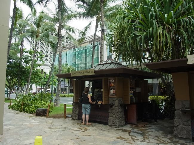 昨年夏にオープンした「アイランドヴィンテージシェイブアイス」は、２階のアイランドヴィンテージコーヒーからカラカウア通りに降りてすぐのところにありました。旅行案内所みたいな小さなスタンドの横におんなじ顔して建っていたので、しばらく見落としていました。ケイトスペードの真向かいです。