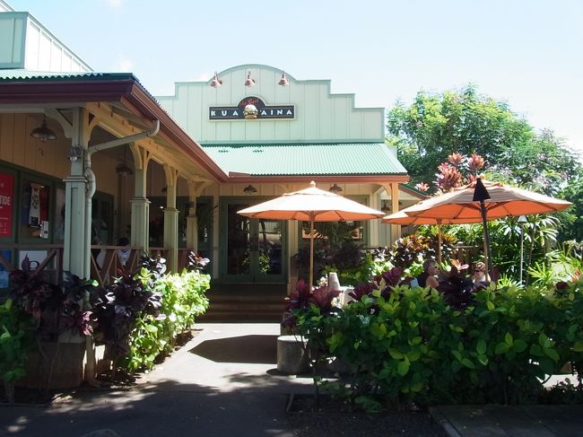 ハレイワタウンに到着！ 90分間の自由行動スタートです。参加者それぞれがお目当ての場所に散らばるなか、私たちはまたまた昨年に続きハンバーガーショップの「クア・アイナ」へ。日本にもたくさんお店があるけれど、こちらが発祥だとか。