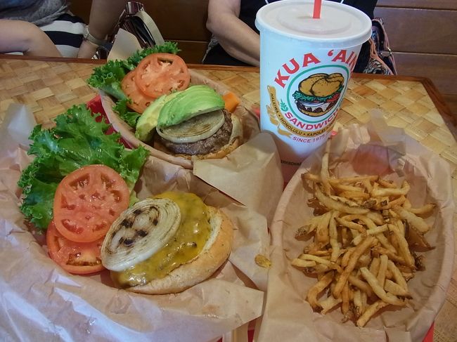 人気NO.1のアボカドバーガーとチーズバーガーをいただきます！とっても食べにくいけれど、お味は抜群。フライドポテトがカリッカリで想像以上に美味しかったのは嬉しい発見♪