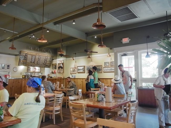 行列必至の店ですが、たまたま行った時は空いていて、すぐに注文できました。しかし、ハンバーガーが出来上がるのを待っていたらあっという間に満席に。