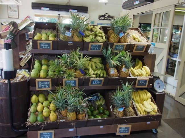 スーパーの入り口に美味しそうな果物が並んでいました。このあと、ハッピーハレイワやロングスドラッグなどへ。<br /><br />楽しい時間はあっという間に終了。バスにてホノルルに戻りまーす。