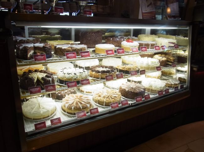 お昼はシェアしたとはいえハンバーガーを食べたのに、小腹がすいてきました…。今日はここでご飯です。チーズケーキファクトリー！ <br /><br />出遅れると大大大行列になってしまうので、早めに向かいます。夕方５時前に行くと、15分ほど待って呼ばれました。