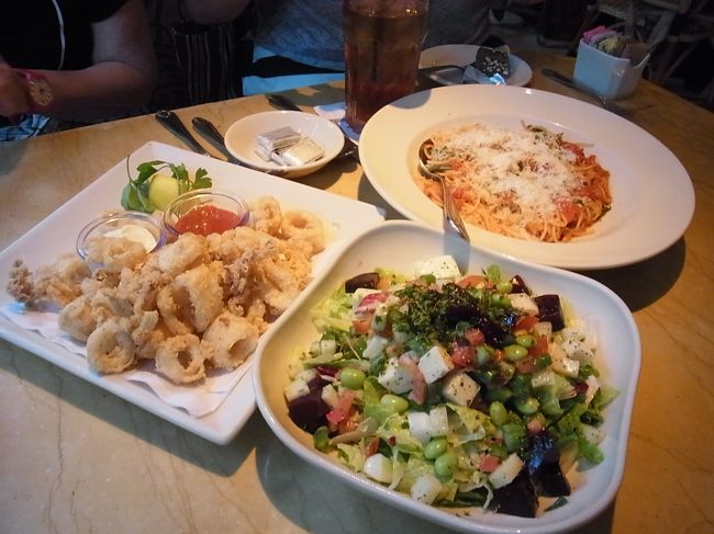 カラマリ（＄12.95）、フレッシュベジタブルサラダ（＄10.95）、パスタのマリナラ（＄14.95）をオーダー。<br /><br />我が家はカラマリが大好物なので、つい頼んでしまいます。今回も滞在中に別のレストランで食べましたが、このチーズケーキファクトリーのカラマリが一番おいしいと思いました。揚げ具合も、イカの柔らかさも絶妙。そして、このサラダもキュウリやビーツのローストや枝豆など盛りだくさん。食感の良さもさることながら、ザクロビネグレットが味をまとめている。こりゃリピート決定です！