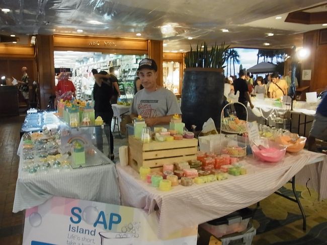 手作りソープ屋さん。女性店員さんが熱心に香りの違いや商品を説明してくれました（でも売ったらすぐにどっかに行っちゃった）。いい香りのソープを購入。