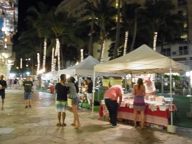 木曜日はワイキキビーチウォークでも新しいファーマーズマーケット「マーケット・オン・ザ・プラザ」が始まりましたね。こちらも16：00〜20：00。<br /><br />何も買わず。