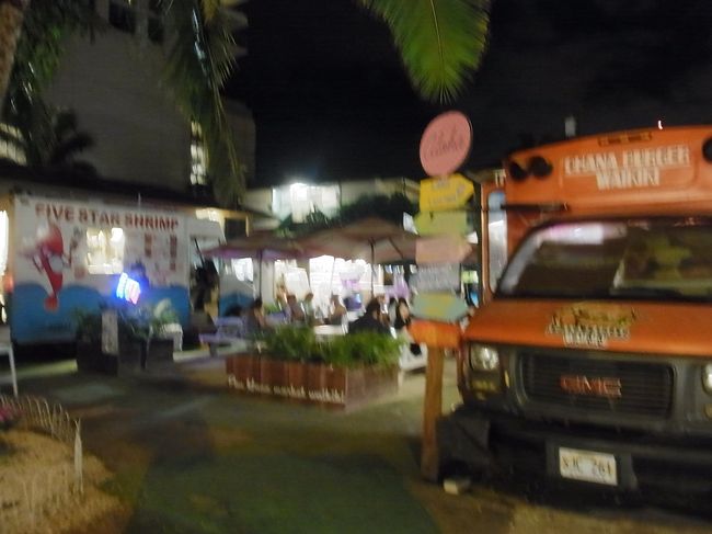 となりの駐車場には、フードトラックの屋台村が。昨年7月から始まり、毎日開催しているようです。スイーツやフリフリチキン、ラーメンなど多ジャンルのメニューが楽しめるとか。たしかにいいにおいした！