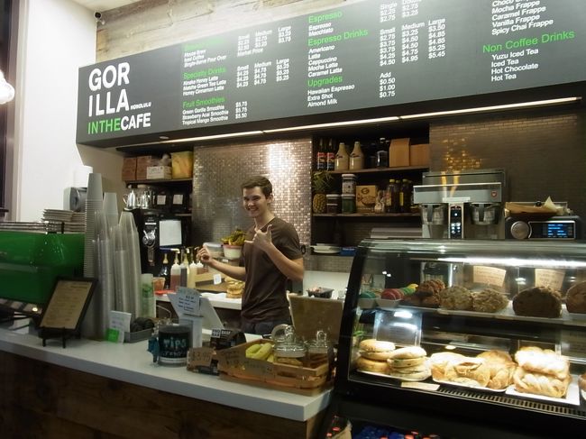 「いい問屋」を探したり、ワイキキにオープンしたと噂のUGGの姉妹ブランド「I heart UGG」を探したりで、ウロウロウロウロ…。どちらも見つからず、疲れました〜。<br /><br />途中、「GORILLA IN THE CAFE」で「きなこハニーラテ」を購入。うんうん、間違いない、「きなこ＋ラテ」って感じでした（笑）。<br /><br />明日はは朝イチからカハラ方面へ！