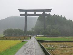 所変わって田園地帯にぽっつりと巨大な鳥居が見えます。鳥居の奥の森が熊野本宮大社の旧社地。現在は大斎原（おおゆのはら）と呼ばれています。