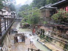 この河原が源泉地。温泉卵が作れるくらい熱いお湯が絶え間なく湧き出しています。こじんまりとしていますが温泉地らしい、いい風情。