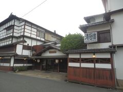 東へ800m程移動し，宮津市魚屋の旅館清輝楼．
1901(M34)年建造，木造2階一部3階建，入母屋造，桟瓦葺，国登録有形文化財．
多くの文人墨客に愛された宿で狩野派の絵師，野口雨情･菊池寛などの作品が遺る．