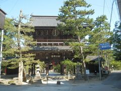 北へ5km弱移動し天橋立の付け根に．
智恩寺へ．大きな駐車場があり天橋立観光に使える．
観光シーズンには大変混むようだが．
写真山門は1767年建造，木造三間二重門，入母屋造，桟瓦葺，京都府指定文化財(寺のサイトには市指定となっている)．