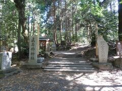 智恩寺に戻り天橋立ケーブルカー下の駐車場まで移動．
東へ700mほど歩き真名井神社．元伊勢籠神社の摂社，奥宮である．
本殿裏に2つの磐座があり豊受大神と天照大神を祭神とする．
磐座主座は，元伊勢籠神社(元伊勢根本宮)の下宮に対しての上宮に位置づけられている．