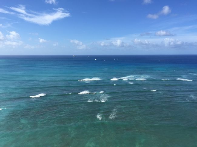 今日もラナイに出れば青い空、青い海！<br /><br />数日前まで大荒れの天気に見舞われていたホノルル。私たちが滞在した期間は小雨こそ降るものの、大崩れはなくて、ずっと穏やかな天候。ラッキーでした。