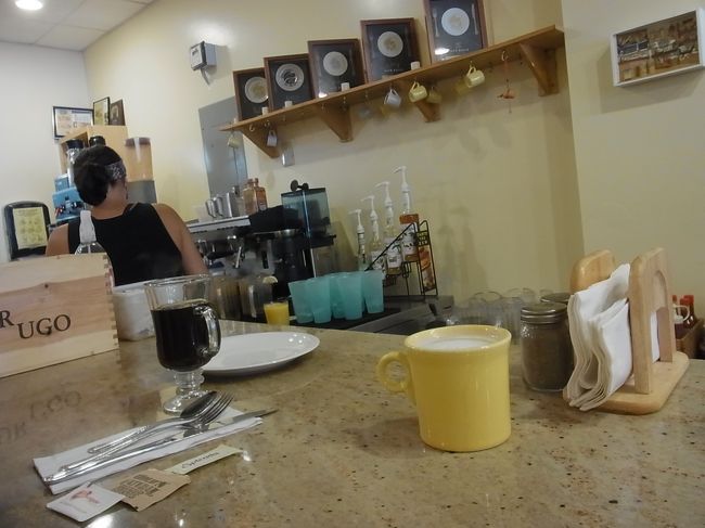 「ハレアイナアワード ベスト朝食賞」を獲得したカフェカイラ。つまり、ハワイでいちばんおいしい朝食が食べられるお店ってことで、超有名ですね。<br /><br />ちょうどカウンター席に案内されて、キッチンを見ていると、棚の上にその証が。しかも５つも！