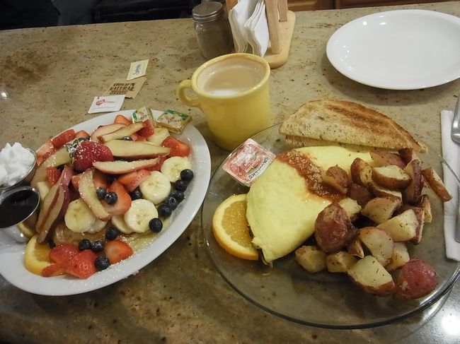 ほとんどの日本人が注文していたパンケーキ＆フルーツ全部のせ（＄8.95＋＄8.95）とイタリアンオムレツ（＄11.50）を注文。3人でシェア。<br /><br />右側のオムレツのつけあわせにごろごろ乗ってたおイモさんが…めちゃウマでした！ ちょうどいい塩梅の塩加減でシンプルなオムレツとよく合う。