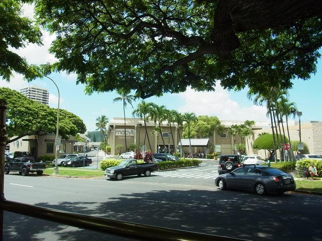 朝降りたバス停に戻り、次はカハラモールに向かいます。オープン前に到着したので、お手洗いに行ったり、フリースペースで休憩したり。