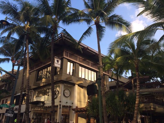 ホノルルに戻ってきました！ なんだかんだで結構いい時間になり、お昼を食べることに。<br /><br />今日は姉が「ここで食べなきゃ日本に帰らないっ！」と言っていた、ウルフギャングステーキハウス。ここでも、ハッピーアワー狙いでいざ出陣。