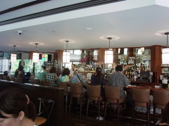 入口でランチかハッピーアワーか聞かれ、「ハッピーアワーのアナタはここで待ってて」と受付の横にある椅子に座らされました。その間にも、続々とお客さんがやってきます。ほぼ日本人かも…。<br /><br />結局、30分弱待って、席に案内されました。<br />レストラン左側が通常の席で、右側＆カウンターがハッピーアワー用の席となっているそうです。