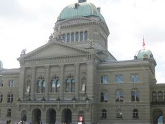 連邦議会議事堂。
牢獄塔を右に曲がるとベーレン広場。

国会議事堂ですね、ベルンはスイスの首都なんですね。
