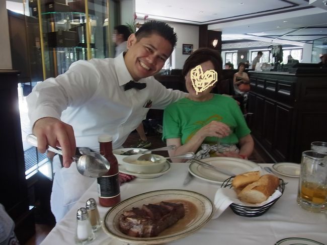 ビールを注文して、じりじりじり…としばし待機。<br /><br />すると、やってきました！ 名物「テイスト・オブ・ニューヨーク」（＄39.95）！！ ジュージューと音を立てるアツアツのプレート。うっわー、美味しそう！と歓声を上げる私たち。興奮！<br /><br />おにいさんが取り分けてくれました。写真撮ってもいい？と聞くと、ハハと一緒にこのポーズ！