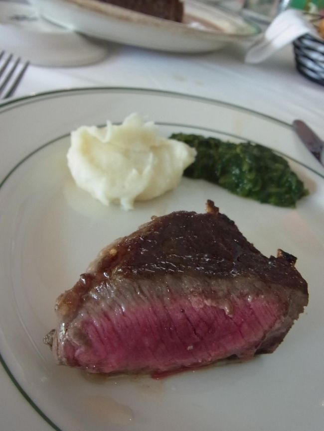 「専用の乾燥熟成室で28日間じっくりと熟成された最上級のお肉」なんだそうです。なんだか有難みを感じながら、一口。…うっまーコレ！ 程よい肉感とジューシーさに惚れました。つけあわせのマッシュドポテトとクリームほうれん草がまた美味しくて、お肉によく合う。<br /><br />姉が再訪を熱望していた理由がわかります！