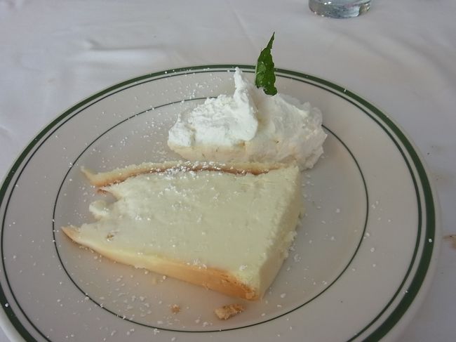 薄いチーズケーキも含まれてました。これくらいのサイズがちょうどいいわ。