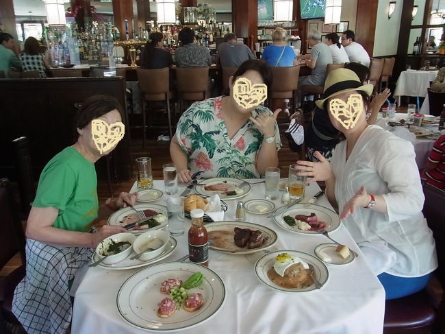 記念に一枚パチリ。みんな幸せそうです（笑）。