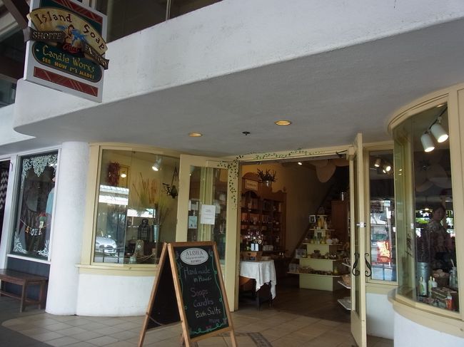 ホテルで休憩するハハと別れて、姉妹でおでかけします。<br /><br />初日の旅行記でも書いた、閉店していた「アイランドソープ&amp;キャンドルワークス」。買うととても重いので、いつもホテルに近いロイヤルハワイアンセンター店に寄っていたため、他の店に行く必要がありませんでした。ですが、こうなった以上は調べなきゃ！ ということでネットや地図を見ていると、ワードウェアハウスにもあることが判明。やったねｖ。今日はここをめざします。