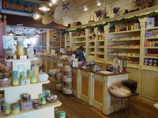 ここでソープなどを作っているので、とても広い店内です。ちょうど日本人のスタッフの方がおられて、いろいろ話をしました。<br /><br />ロイヤルハワイアンセンターの店は「移転」だそうです！ しかも目と鼻の先、同じセンター内「A館」2階の「ハットシャック」があったところみたいです。そうなんだ〜、よかった〜と話していたのですが、どうやらこのワードウェアハウスも近い将来、周辺の再開発によって閉店か移転かすることになるのだそう。