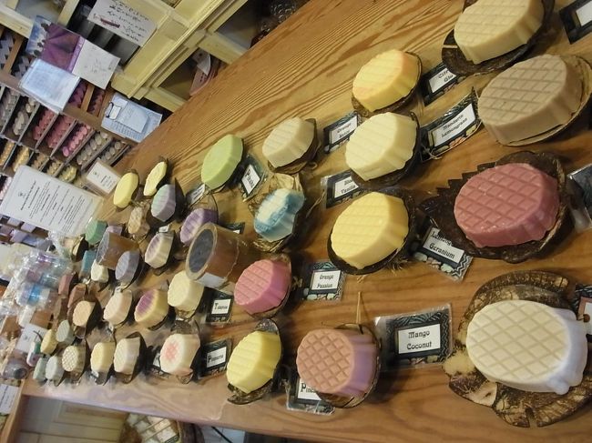 プルメリアやピカケ、パイナップルにパパイヤなど、ハワイならではの素材をたっぷり使ったソープがずらり。くんくんくんとにおいをかぎすぎて、鼻がバカになります。