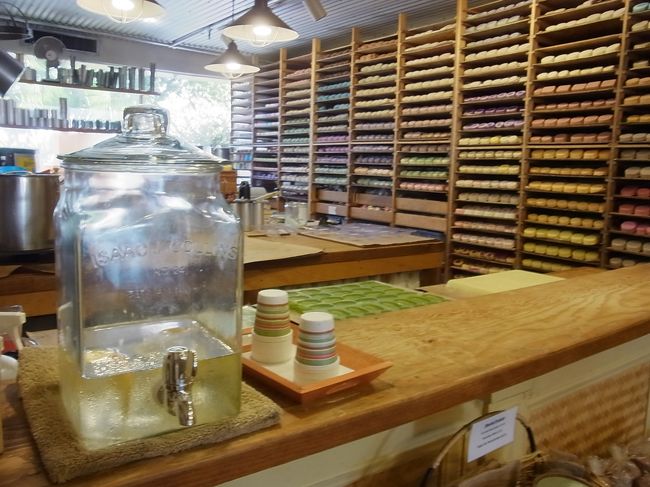 後ろの棚はすべて乾燥中のソープだそう。圧巻！<br /><br />嬉しいドリンクサービスがありました。