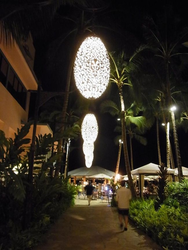 軽く一杯飲みましょう、ということで、ロイヤルハワイアンの「マイタイバー」へ。シェラトンのすぐ近くなので、部屋を出てからあっという間に到着。