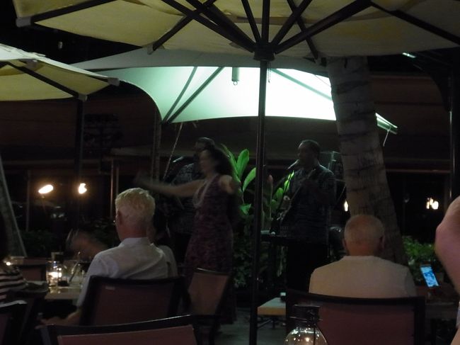 フラのステージがあり、見入ってしまいました。素敵だわ〜。<br /><br />するとバックバンドの演奏中に、フラダンサーがステージを降りてきて、近くのテーブルのお客さんと談笑タイム。うちのテーブルにも来てくれて、「京都から来たの?」「別のダンサーが日本で公演をする予定だったけど中止になっちゃったの」「何かリクエストはありますか？」などなど、とてもフレンドリーに話しかけてくれました。<br /><br />楽しい夜でした♪