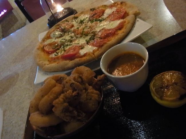 軽く…のつもりなんですが、ハハの好物「ピッツァ・マルゲリータ」（＄20）と「フリットミスト」（＄19）をオーダーしました。