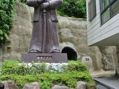 今回のテーマが「侍」ですので、まずは薩摩、いや日本が誇る「侍」である西郷隆盛さんへ会いにやって来ました。

西郷隆盛洞窟です。
西郷さんの最期の地。

大きな西郷さんが見守ります。