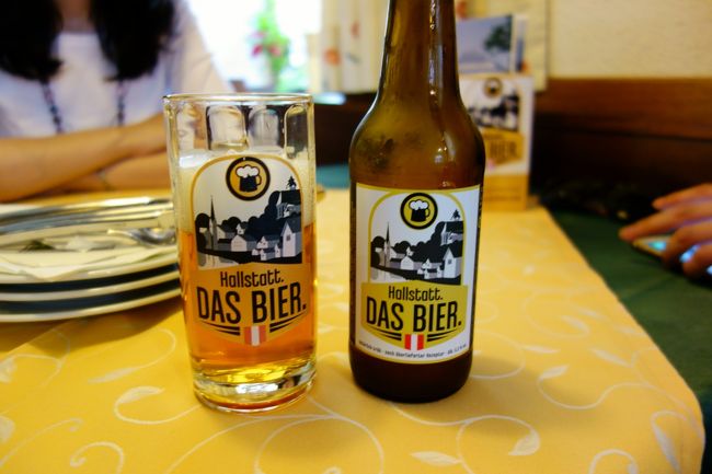 遅めのランチ。<br />ラベルが可愛いハルシュタットビール。