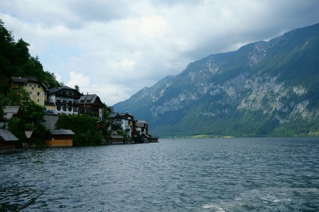 駅に着くころまた雨が降り出しました。<br />鉄道でハルシュタットからAttnang-Puchheimで乗り換えてザルツブルクへ戻ります。<br />ハルシュタット⇔ザルツブルク間の鉄道は1時間に1本程度。<br />Standard-Ticket Gruppe 3人　EUR77.00<br /><br />予定より帰りの鉄道に1時間程遅れてしまいましたが、何とかなるのが個人旅行のいいところ。