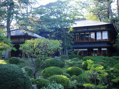 小さいながらも趣のある日本庭園を歩くと、建物が見えてきた。
これが、文化10年(1813)に別荘として建てられた清遠閣だそうだ。
中も見学できるそうなので、入ってみることにした。