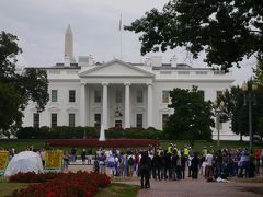 そして、その銅像の前にホワイトハウス。

おおっ、これがあの・・・と思いますが、

何やら抗議活動に来たらしい人々がいて、騒然としています。