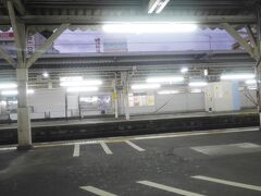 岡山の後は、姫路、三ノ宮に停車し、大阪駅の東京行き最終でもあります（２４時３４分発）。

すず丸の寝相が悪く、横臥でしか寝られないすず母は、しょっちゅう目が覚めますが、すず丸は熟睡。
夜行列車に適性があるようです。
朝は、静岡（４時３８分）、富士（５時９分）と停車します。
写真は沼津、５時２６分。空が白んできました。