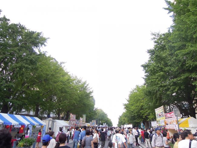 日本大通りは車進入禁止になっており、左右にいろんなお店がならんで大賑わいです。