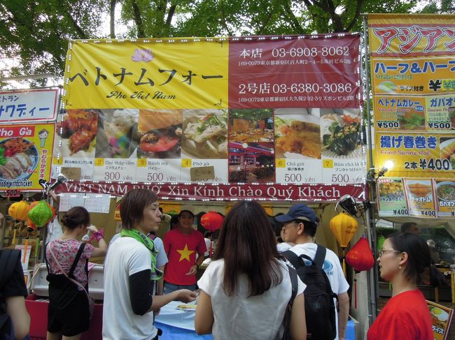 お店によっては、お客がいない、かと思うと隣の店は並んでいる、この違いっていったい？<br /><br />ここで買ったら、どこで食べるの？<br /><br />ベトナムらしさを出すためには、赤や青のあのお風呂椅子、あれがあったらサイコーなのにねえ、椅子はないんです。残念。<br />みんな歩道の花壇のフェンスに寄り掛かって食べてました。