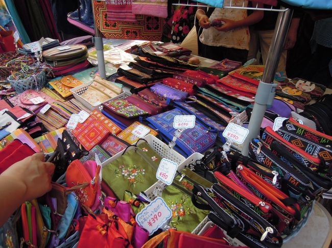 小物も売ってますよ。輸入されてもやっぱりお安いわー。<br /><br />でも「５個買えばひとつおまけ」とかそういうことはなかったね。<br />