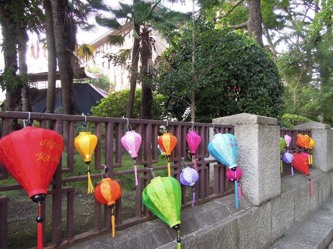 神奈川県庁の外壁にも、ランタンが飾られています。
